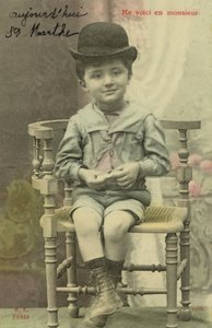 Lille dreng med bowlerhat af French Photographer